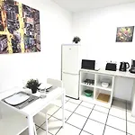 Mit 2 Einzelbetten, Terrasse, Parkplatz, Wlan, Voll Ausgestattet - Monteurwohnung Mf01