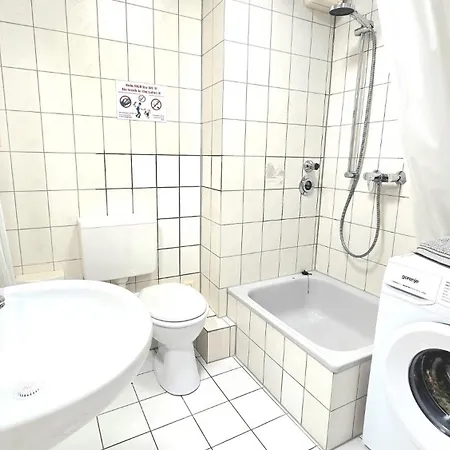 Mit 2 Einzelbetten, Terrasse, Parkplatz, Wlan, Voll Ausgestattet - Monteurwohnung Mf01