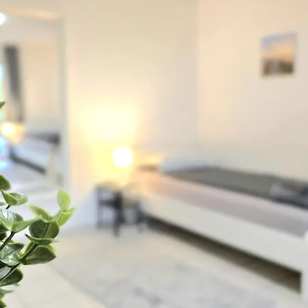 Mit 2 Einzelbetten, Terrasse, Parkplatz, Wlan, Voll Ausgestattet - Monteurwohnung Mf01 *