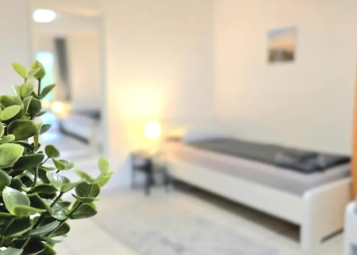 Mit 2 Einzelbetten, Terrasse, Parkplatz, Wlan, Voll Ausgestattet - Monteurwohnung Mf01 *